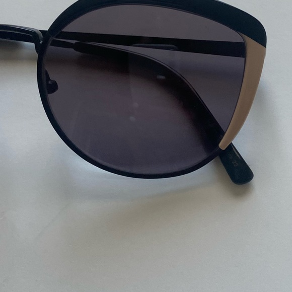 Vera Wang Sunglasses - Picture 3 of 11